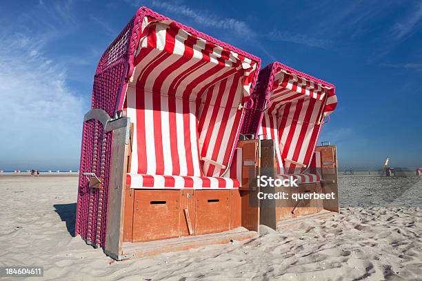 Liegestühle Stockfoto und mehr Bilder von Strandkorb - Strandkorb, Niederlande, Deutsche Nordseeregion