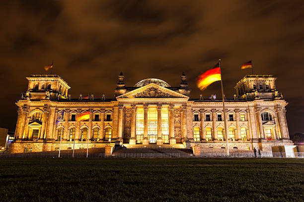edificio del reichstag, el parlamento alemán por la noche - berlin germany the reichstag german culture contemporary fotografías e imágenes de stock