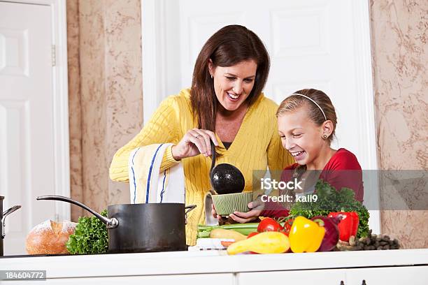 Mutter Mit Tochter Suppe In Der Küche Stockfoto und mehr Bilder von 10-11 Jahre - 10-11 Jahre, Alleinerzieherin, Blick nach unten