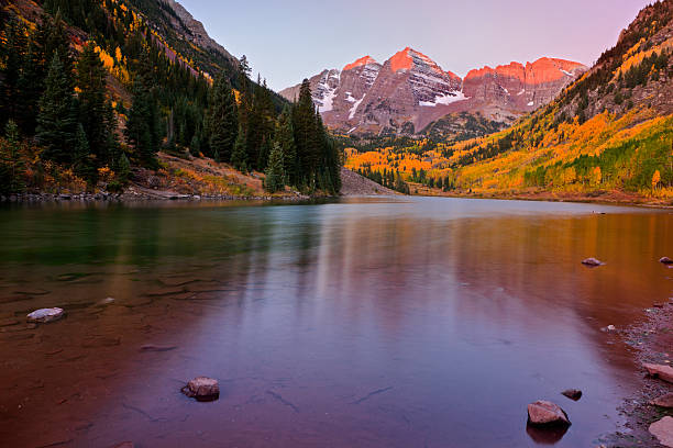 dawn w maroon bells w jesień - alpenglow autumn beauty in nature clear sky zdjęcia i obrazy z banku zdjęć