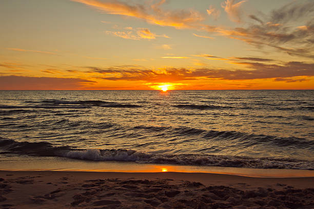 belo pôr do sol sobre o lago michigan de verão - lago michigan imagens e fotografias de stock