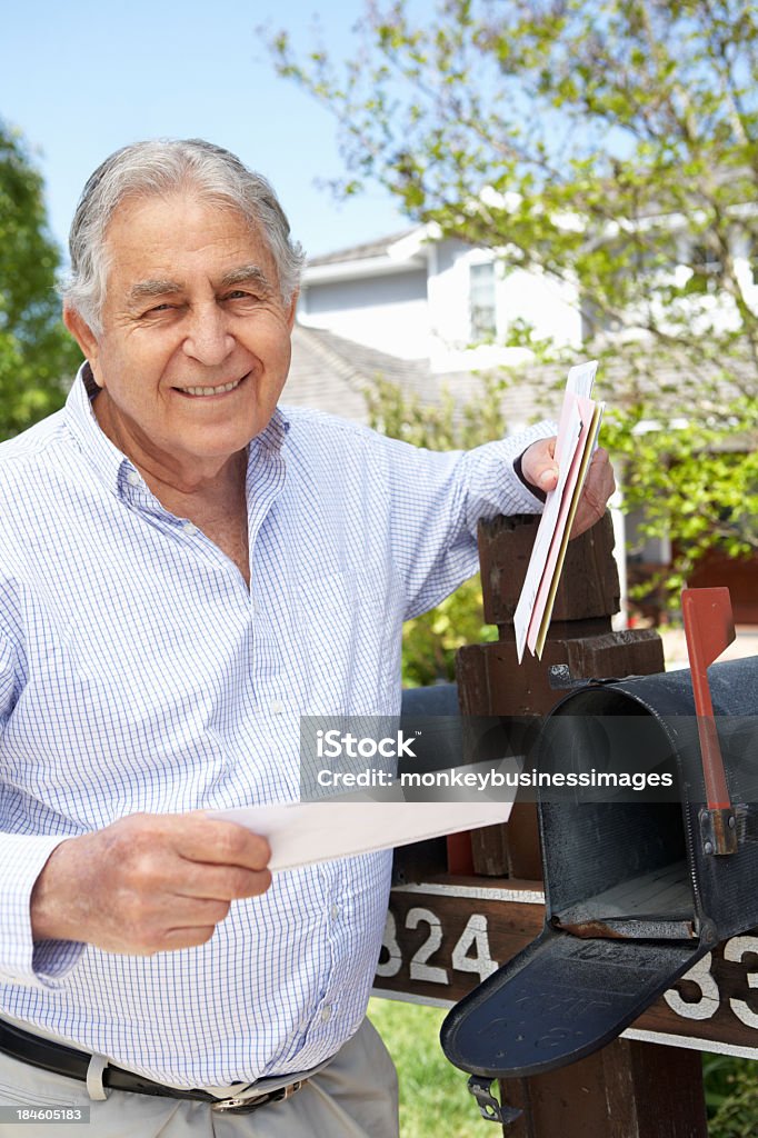 Senior Ispanico uomo Controllare la casella di posta - Foto stock royalty-free di 80-89 anni