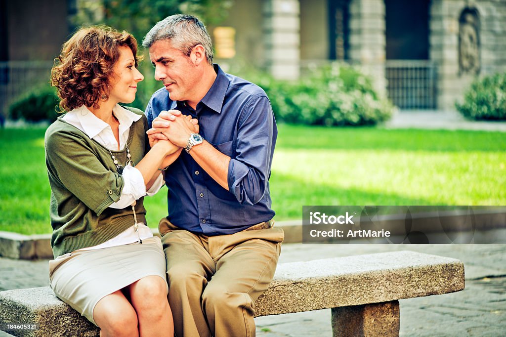 Romantica medio invecchiato Coppia all'aperto - Foto stock royalty-free di Adulto