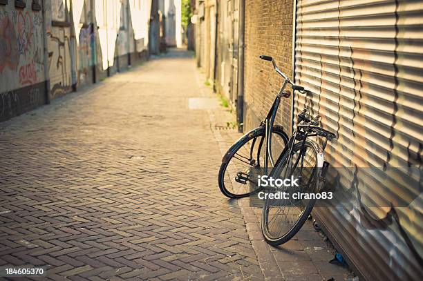 Photo libre de droit de Vieille Abandonnée Vélo Sappuyant Sur Le Mur À Delft Paysbas banque d'images et plus d'images libres de droit de Vélo