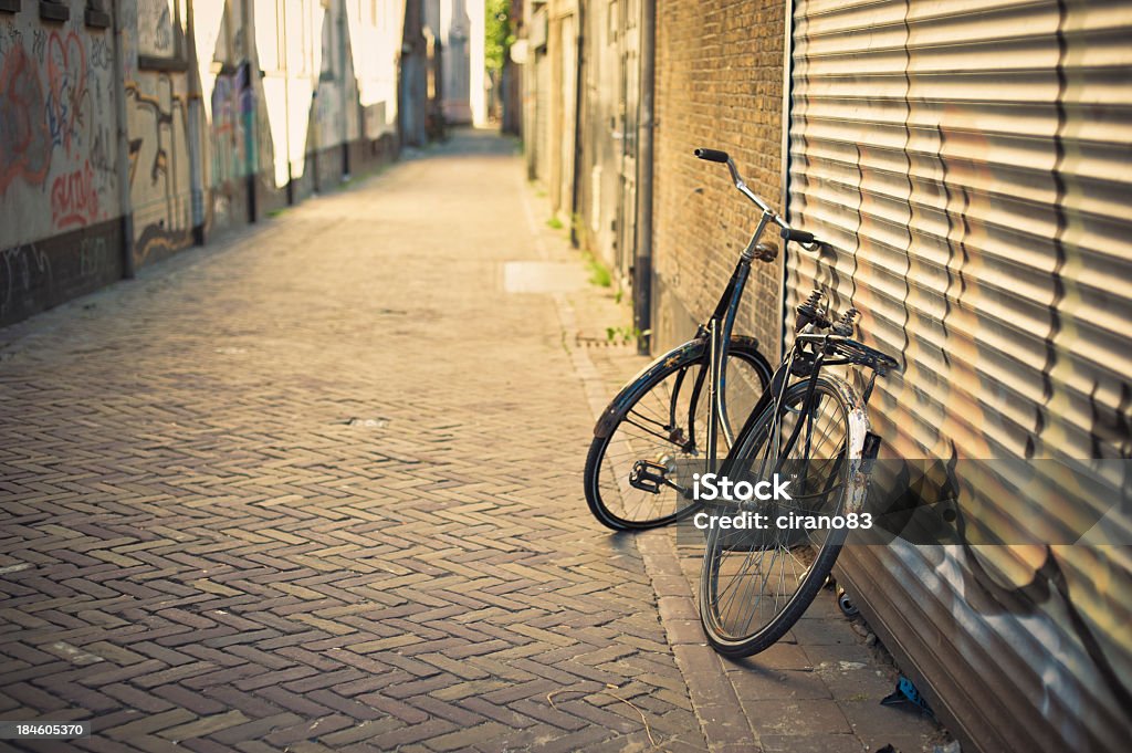 Старый брошенных велосипед Leaning на стене в Дельфский фаянс, Нидерланды - Стоковые фото Двухколёсный велосипед роялти-фри