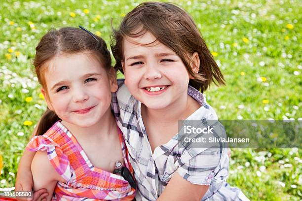 Cukrzyca Dziewczyna I Siostra Kocham Lato - zdjęcia stockowe i więcej obrazów Dziecko - Dziecko, Cukrzyca, Pompa insulinowa