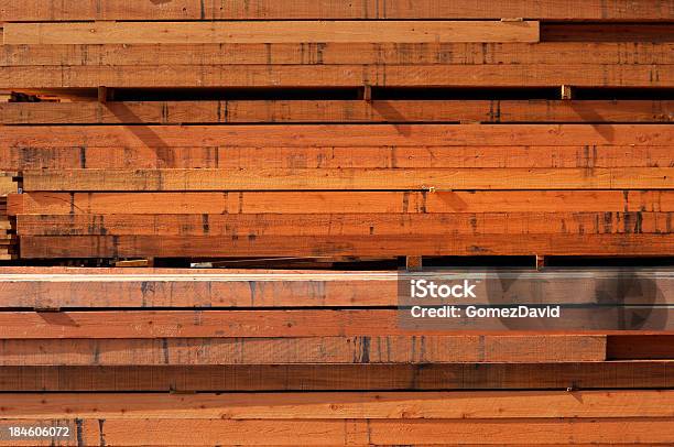 Stapel Von Nur Mit Markantem Millkorn Redwood Holz Stockfoto und mehr Bilder von Baugewerbe - Baugewerbe, Bauholz, Bauholz-Brett