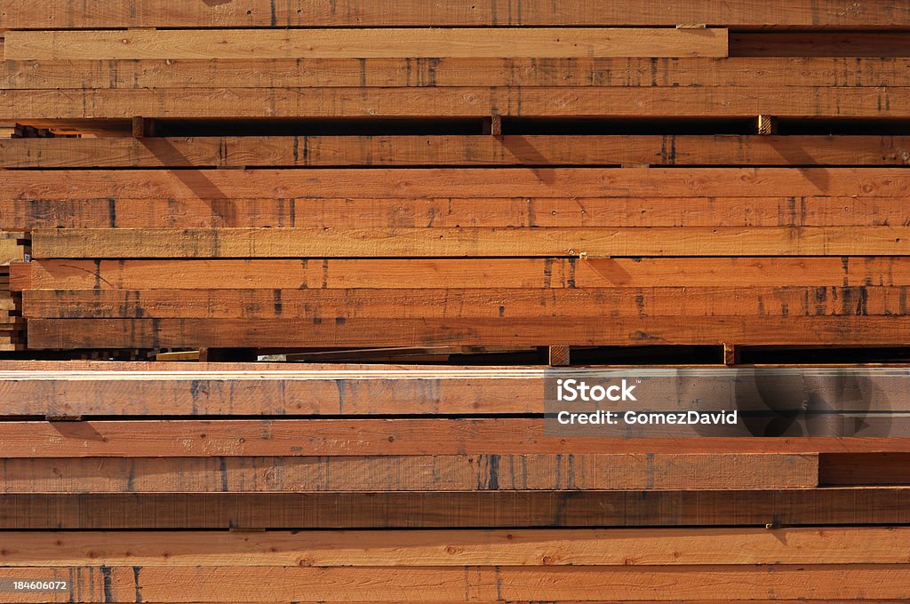 Un montón de madera de secuoya sólo molido - Foto de stock de Aire libre libre de derechos