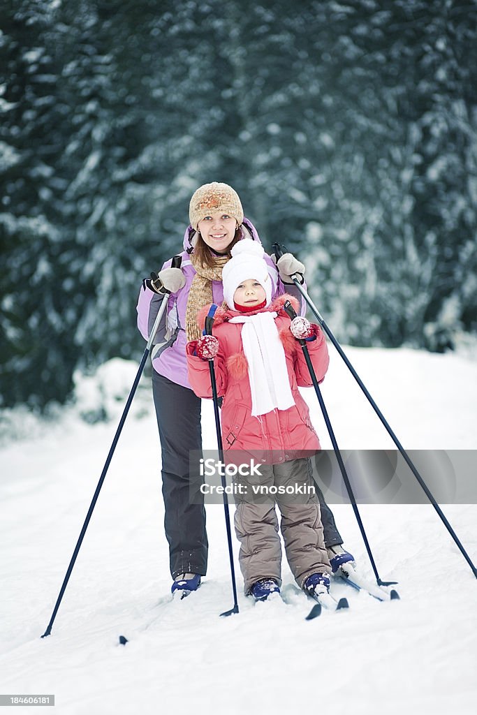 Mãe e filha no esqui - Foto de stock de Adulto royalty-free