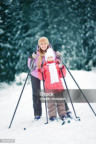 Foto de Mãe E Filha No Esqui e mais fotos de stock de Adulto - Adulto, Atividade, Atividade Recreativa