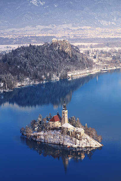 bled isla - castle slovenia winter snow fotografías e imágenes de stock