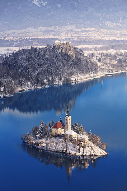 bled island - castle slovenia winter snow photos et images de collection