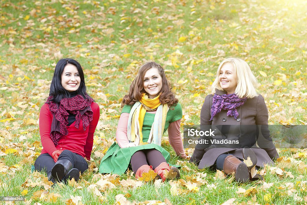 Młode kobiety w jesień park - Zbiór zdjęć royalty-free (20-24 lata)