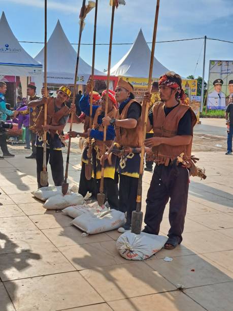 spectacle de danses et d’instruments de musique traditionnels de la tribu dayak appelée « kurung-kurung » de kalimantan - asian tribal culture photos photos et images de collection