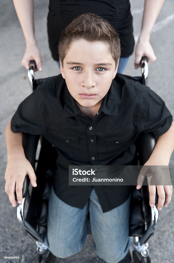 Niño en la silla de ruedas - Foto de stock de Amputado libre de derechos