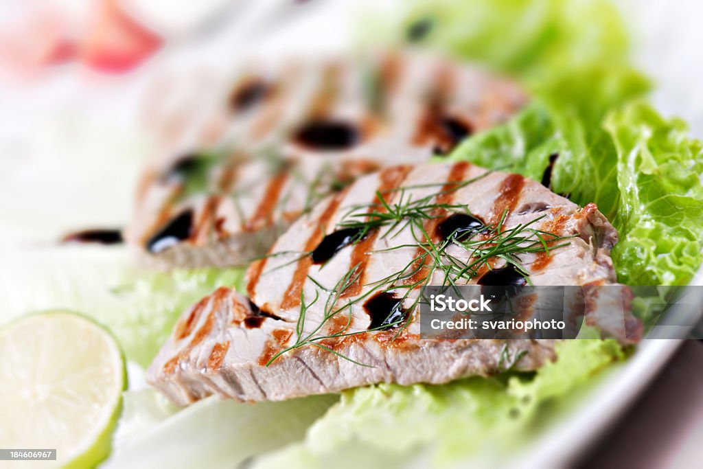 A la parrilla y ensalada de atún - Foto de stock de Alimento libre de derechos