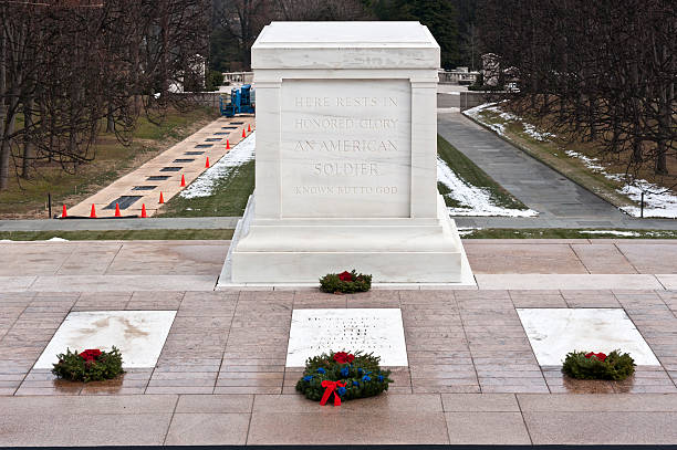 grabmal des unbekannten soldaten am ersten weihnachtstag - tomb tomb of the unknown soldier arlington national cemetery place of burial stock-fotos und bilder