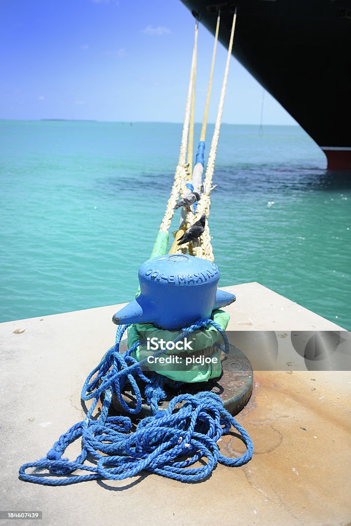 Schiff vertäut im Hafen - Lizenzfrei Anker werfen Stock-Foto