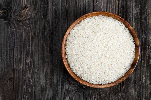 ryż w drewniany puchar - rice cereal plant white rice white zdjęcia i obrazy z banku zdjęć