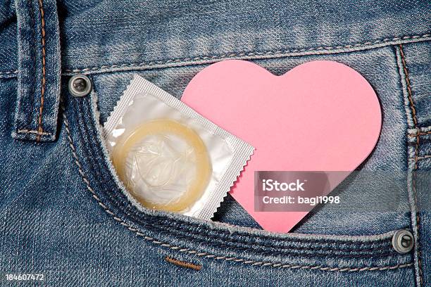 Foto de Condom e mais fotos de stock de Educação Sexual - Educação Sexual, Adolescente, Questões Sexuais