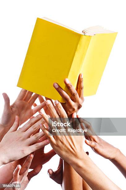 Многие Руки Взяв На Желтый Книгу Изолированные На Белый — стоковые фотографии и другие картинки Белый фон