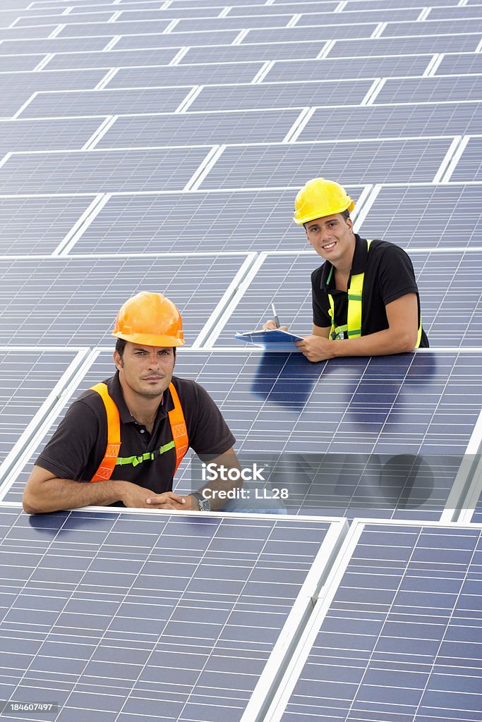 Zusammenarbeit mit photovoltaic Einsätze - Lizenzfrei 30-34 Jahre Stock-Foto