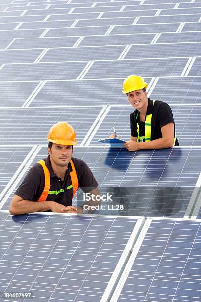 Zusammenarbeit Mit Photovoltaic Einsätze Stockfoto und mehr Bilder von 30-34 Jahre - 30-34 Jahre, Arbeiter, Ausrüstung und Geräte