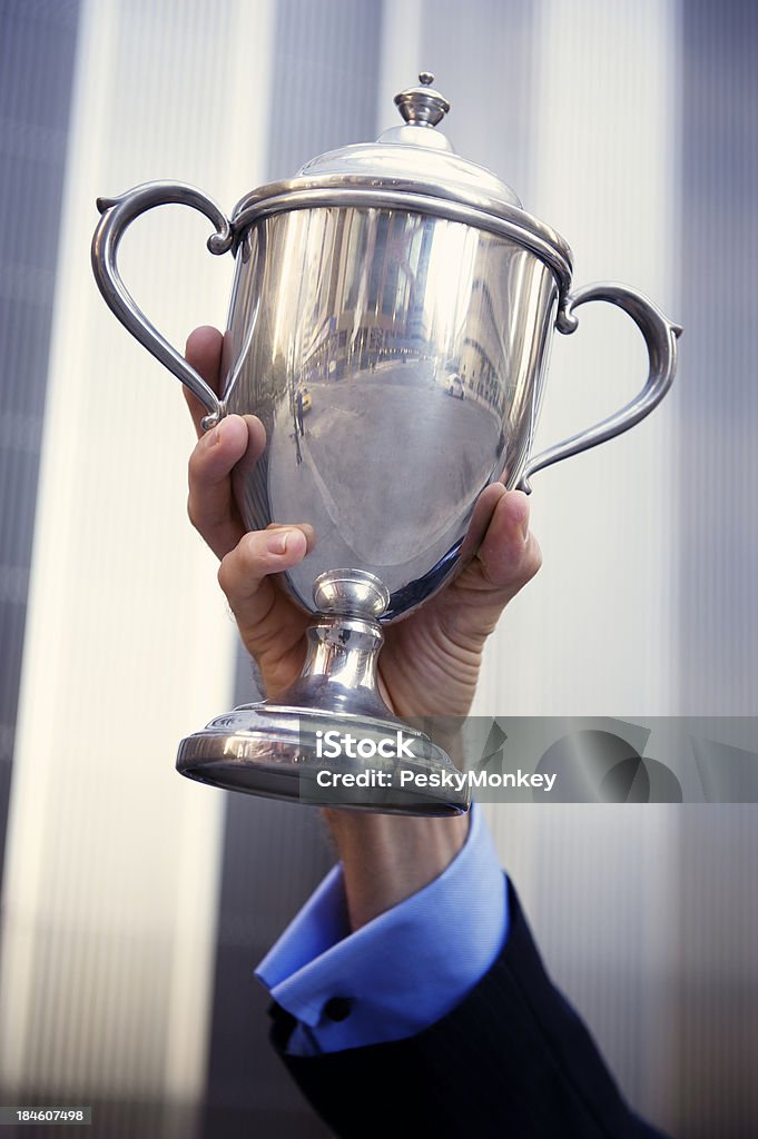 Mão de empresário detém Silver Trophy - Foto de stock de Incentivo royalty-free