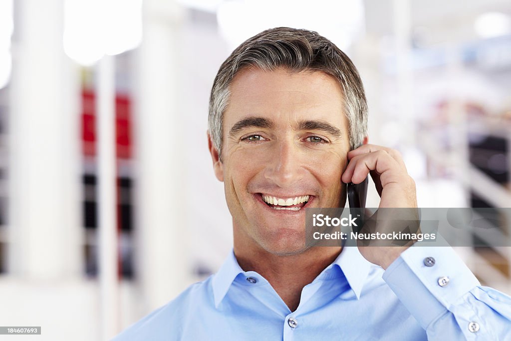Empresário bonito em Cellphone - Royalty-free 30-39 Anos Foto de stock