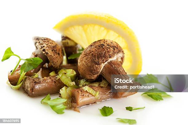 Cozinhado De Cogumelos - Fotografias de stock e mais imagens de Agárico campestre - Agárico campestre, Alho Francês, Alimentação Saudável