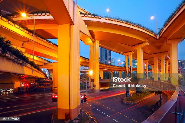 Urban Highway Viaducts Por La Noche Foto de stock y más banco de imágenes de Actividad - Actividad, Aire libre, Amarillo - Color