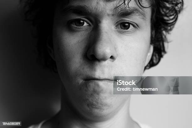 Real Junger Mann Stockfoto und mehr Bilder von 16-17 Jahre - 16-17 Jahre, 18-19 Jahre, Ausdruckslos