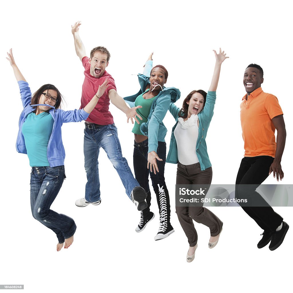 Excitación grupo de diversos adultos jóvenes saltar en el aire - Foto de stock de Grupo de personas libre de derechos