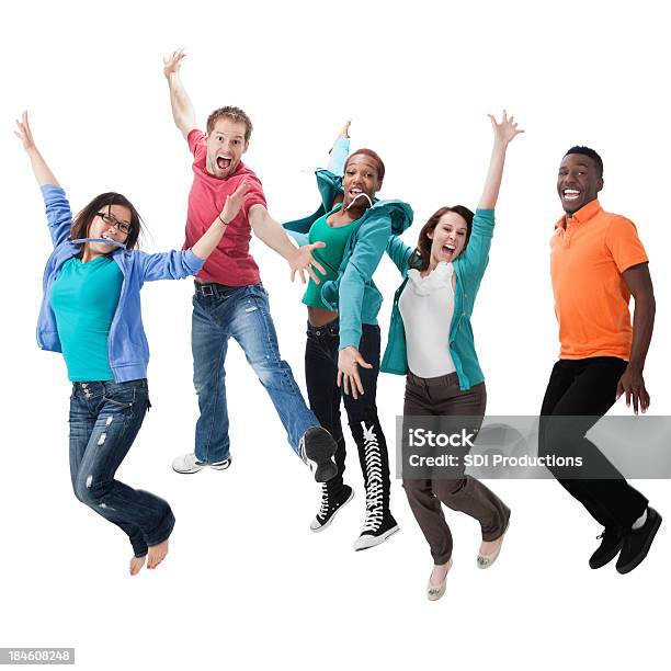 Excitación Grupo De Diversos Adultos Jóvenes Saltar En El Aire Foto de stock y más banco de imágenes de Grupo de personas