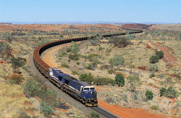 große trainload von'red köpfe nach port d - land vehicle rail freight locomotive australia stock-fotos und bilder
