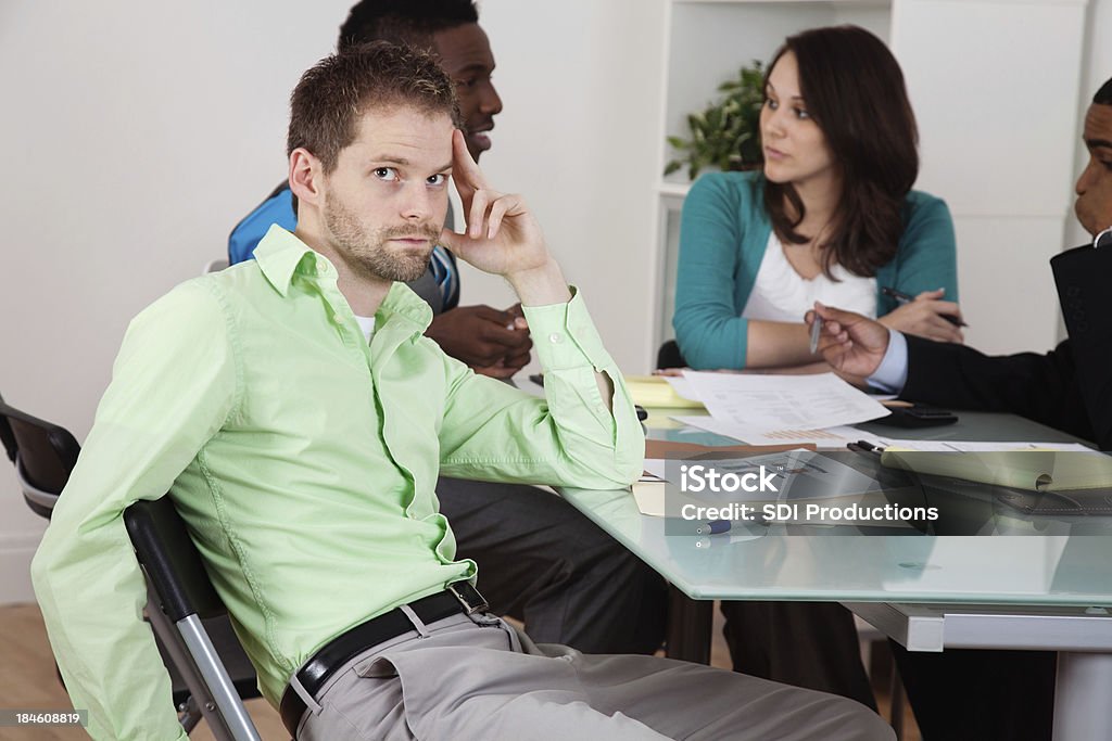 Aborrecido empresário, olhando para trás no escritório reunião de negócios - Royalty-free Adulto Foto de stock