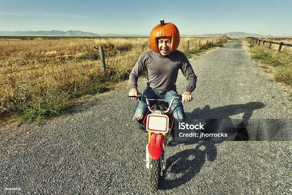 Redneck Тыква мотоцикл со спиной-борцовкой - Стоковые фото Тыква роялти-фри