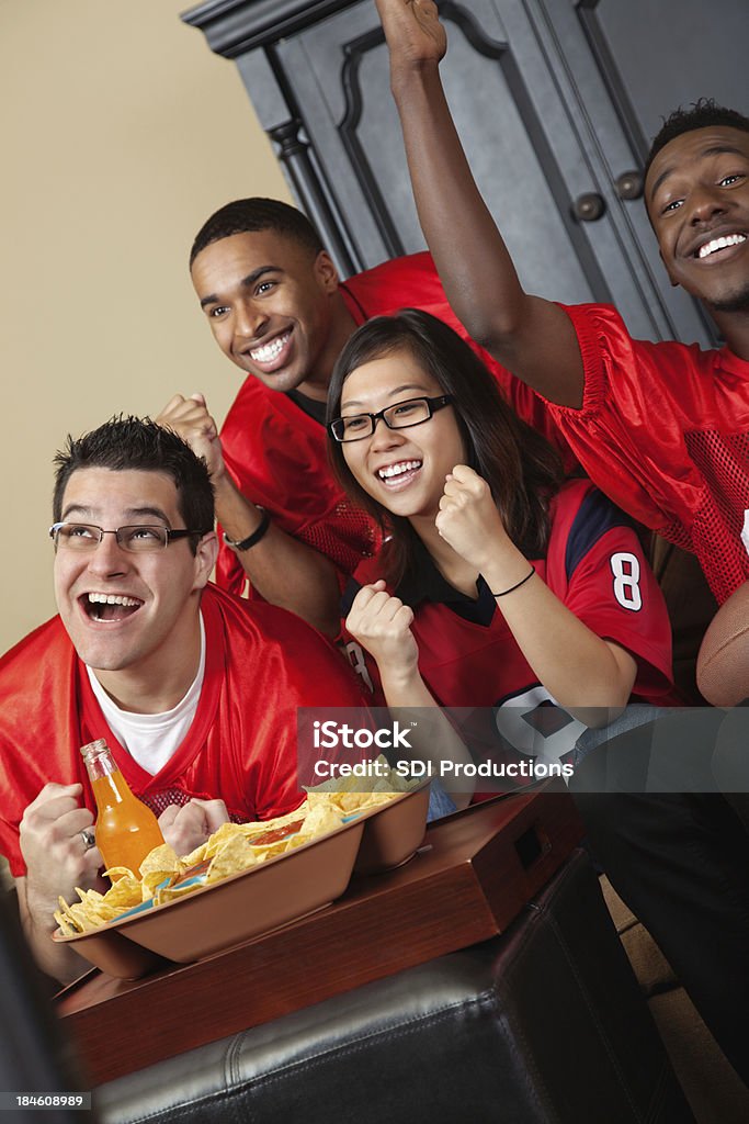 Adeptos de futebol feliz juntos a olhar para o jogo na TV - Royalty-free Festa Foto de stock
