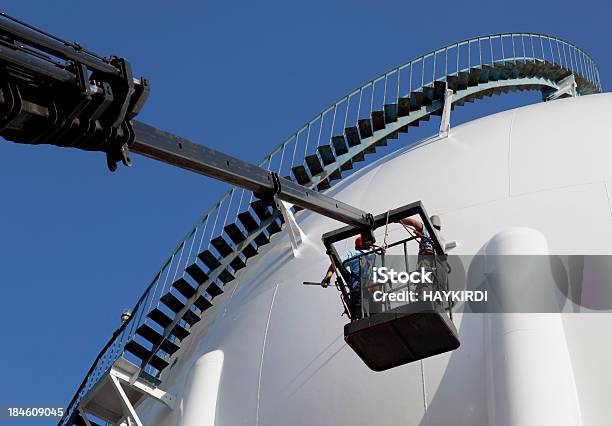 Arbeiten Raffineriebereich Stockfoto und mehr Bilder von Malen - Malen, Geschäftsleben, Herstellendes Gewerbe