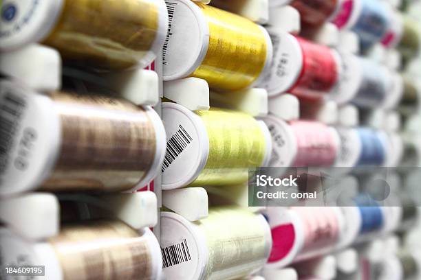 Tejido De Algodón Bobbins Foto de stock y más banco de imágenes de Coser - Coser, Hilo - Mercería, Enhebrar