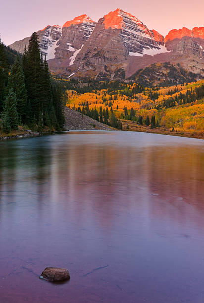 dawn w maroon bells w jesień - alpenglow autumn beauty in nature clear sky zdjęcia i obrazy z banku zdjęć