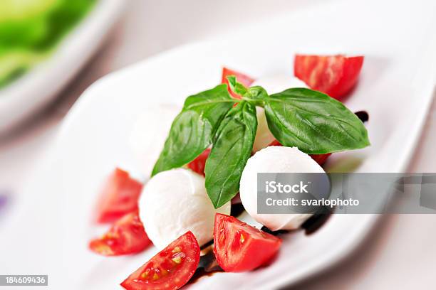 Salada Caprese - Fotografias de stock e mais imagens de Alimentação Saudável - Alimentação Saudável, Almoço, Branco