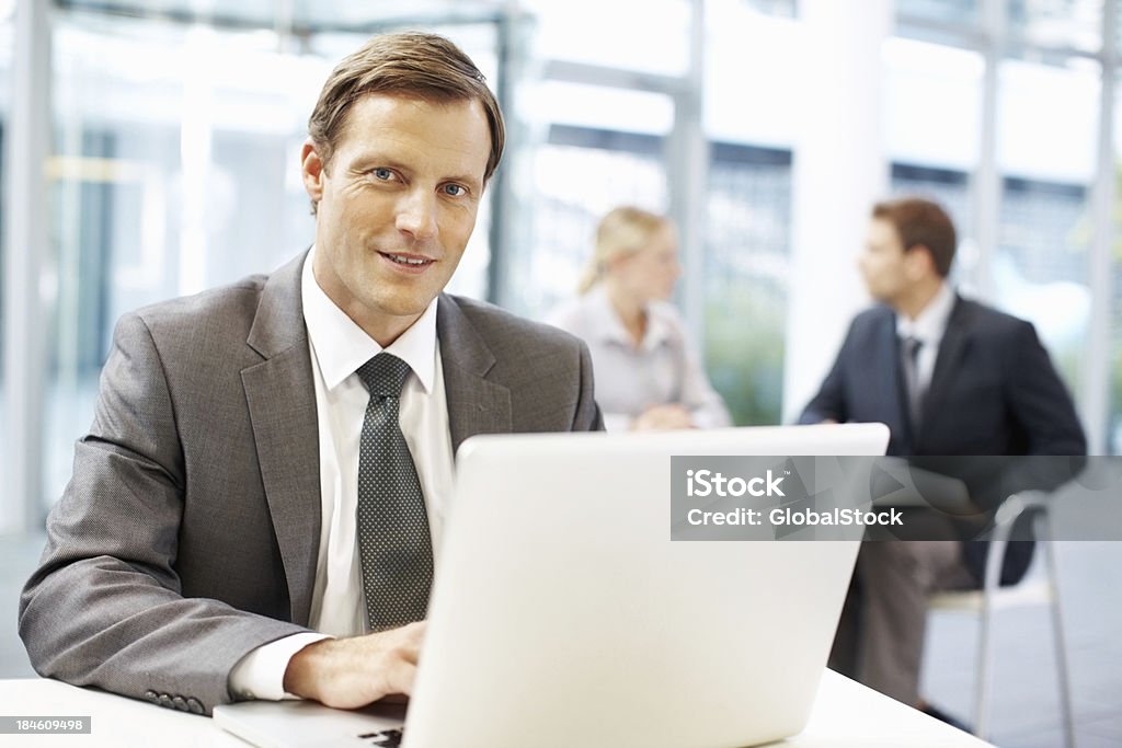 ビジネスの男性のノートパソコンを使う - 30代のロイヤリティフリーストックフォト