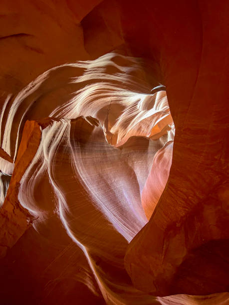 forma de corazón dentro del cañón del antílope - canyon heaven sunbeam arizona fotografías e imágenes de stock