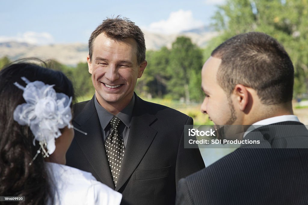 Pastor officiating una boda al aire libre - Foto de stock de Casados libre de derechos