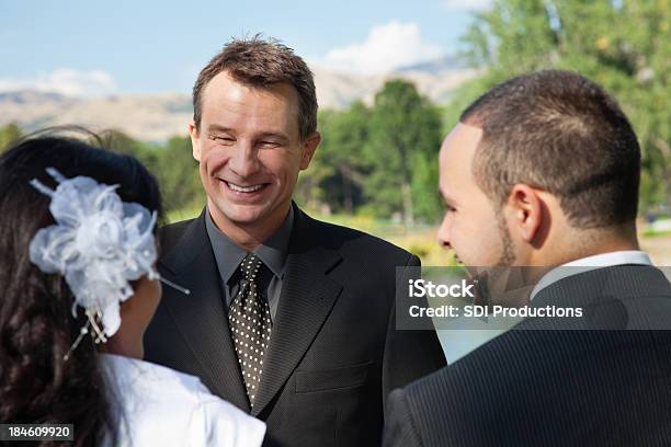 Pastor Officiating Una Boda Al Aire Libre Foto de stock y más banco de imágenes de Casados - Casados, Parejas, Reverendo - Clerecía