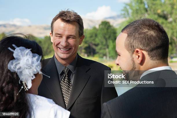 Pastor Officiating Um Casamento Ao Ar Livre - Fotografias de stock e mais imagens de Casado - Casado, Casal, Vigário - Clero