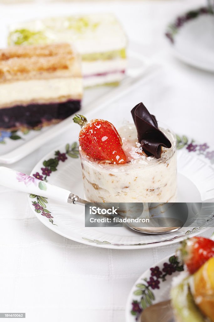 Almond mousse mit Erdbeeren und Schokolade - Lizenzfrei Beere - Obst Stock-Foto