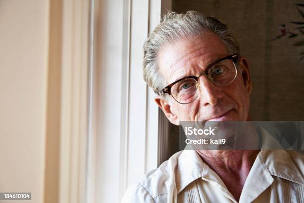 Portret Starszy Mężczyzna Nosić Okularów - zdjęcia stockowe i więcej obrazów 60-69 lat - 60-69 lat, Dorosły, Fotografika