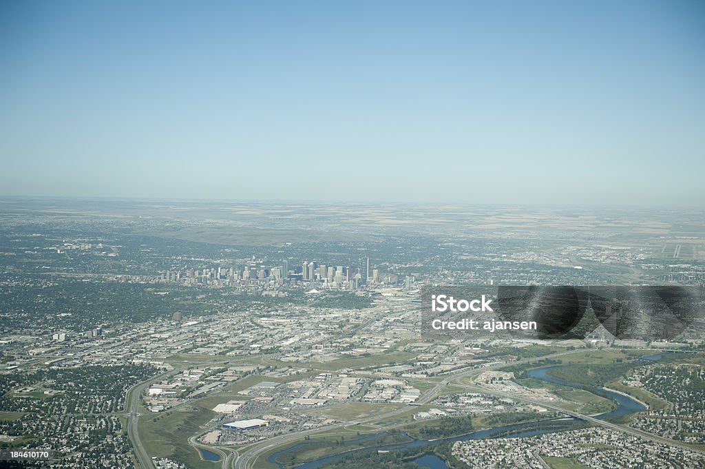 Foto aérea de Calgary e as Montanhas Rochosas - Foto de stock de Calgary royalty-free